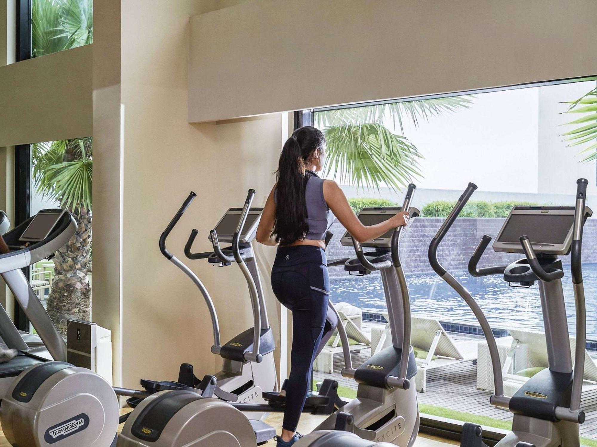 Pullman New Delhi Aerocity Eksteriør billede A woman on an elliptical trainer